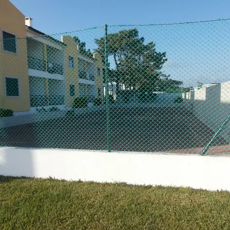 Apartamento T2 Com Piscina E Wifi A 150 M Da Praia Apartment