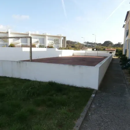 Apartamento T2 Com Piscina E Wifi A 150 M Da Praia