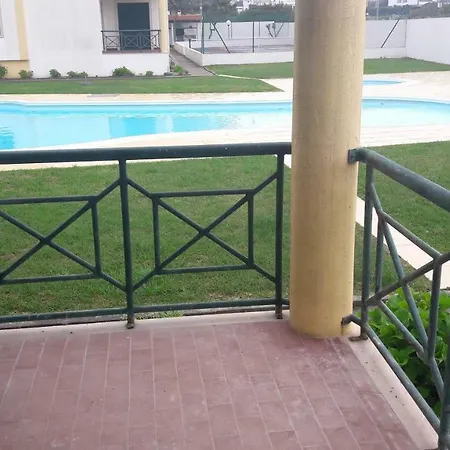 Apartamento T2 Com Piscina E Wifi A 150 M Da Praia Apartment